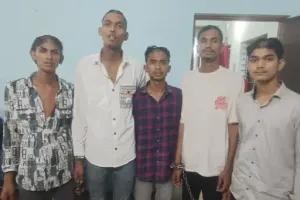 सॉफ्टवेयर इंजीनियर की पिटाई करना पड़ा महंगा, पुलिस ने आरोपियों का मुंडन कर निकाला जुलूस