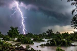 तेज आंधी-बिजली का खतरा: छत्तीसगढ़ के कई जिलों में मौसम विभाग का अलर्ट
