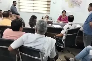 बिलासपुर में निगम की बुलडोजर कार्रवाई पर हंगामा: मेयर पूजा विधानी ने अफसरों को लगाई फटकार, सिंधी समाज के व्यापारियों को टारगेट करने का आरोप