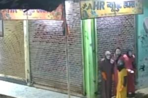 बिलासपुर में ज्वेलरी शॉप का शटर तोड़ लाखों के गहने चोरी, नाइटी पहनकर चोरों ने दिया वारदात को अंजाम 