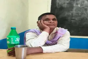 जीना है तो पीना है के बाद शिक्षा के मंदिर में शराबी का नया कारनामा, क्लास रूम में हेडमास्टर ने बच्चों के सामने लगाया पैग, कहा-मैं तो... 