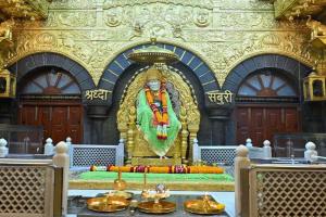 शिरडी के Sai Baba मंदिर में दर्शन को लेकर बदले नियम, वीआईपी के साथ आम भक्तों को भी मिलेगा फायदा