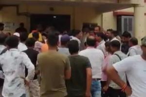 प्रसूता की मौत पर स्वास्थ्य केंद्र में बवाल, परिजनों ने जिम्मेदारों पर FIR की मांग की