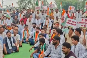 चैतन्य बघेल की गिरफ्तारी पर कांग्रेस का प्रदेशव्यापी प्रदर्शन: 33 जिलों में चक्काजाम, भूपेश बघेल VIP रोड पर बैठे, कई जगह बसों के आगे लेटे कार्यकर्ता