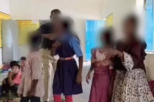 छत्तीसगढ़ में फिर शिक्षा को शर्मसार करनी वाली घटना: नशे में धुत टीचर का छात्राओं संग डांस, स्टूडेंट्स बोलीं- स्कूल में गाना बजाकर नाचते हैं, दारू पीकर पीटते हैं, डर लगता है