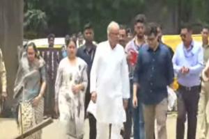 पूर्व मुख्यमंत्री भूपेश बघेल पुत्र चैतन्य से मिलने पहुंचे ED ऑफिस, चारों तरफ पुलिस ने की बैरिकेडिंग...