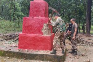 बीजापुर: शहीदी सप्ताह के पहले दिन सुरक्षाबलों की बड़ी कार्रवाई, 4 नक्सली स्मारक ध्वस्त