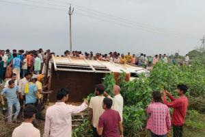 खैरागढ़ में बड़ा सड़क हादसा, अनियंत्रित पिकअप पलटने से 24 मजदूर घायल, 3 की हालत गंभीर…
