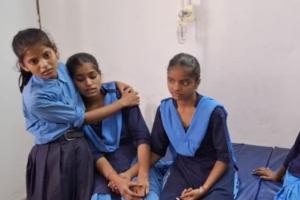 बिहार का बेरहम टीचर! छात्राओं को इतना पीटा की अस्पताल में होना पड़ा भर्ती, परिजनों ने स्कूल पर जड़ा ताला
