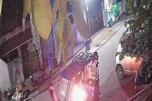 रायपुर: ईदगाह भाठा में असामाजिक तत्वों ने घर के बाहर खड़ी ई-रिक्शा को किया आग के हवाले, देखे वीडियो 