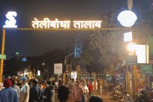 रायपुर के तेलीबांधा स्थित जलविहार कॉलोनी की सार्वजनिक भूमि पर अवैध व्यावसायिक गतिविधियों के खिलाफ कॉलोनी वासियों का विरोध प्रदर्शन, प्रशासन से कार्रवाई की मांग