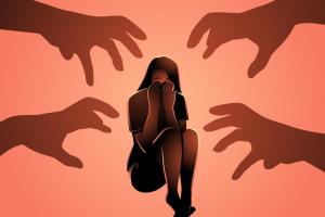 हैवानियत की हदे पार! महिला से चलती ट्रेन में गैंगरेप, बाहर फेंका, मामला दर्ज, जांच में जुटी पुलिस