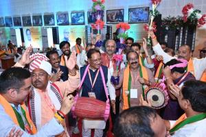 मैनपाट में भाजपा की मास्टर क्लास: ढोलक की थाप पर नाचे सांसद-विधायक, आज समापन