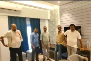 राजनांदगांव में कांग्रेस जिला पंचायत सदस्य जुआ खेलते गिरफ्तार,होटल में पुलिस की रेड, 17 हजार कैश और मोबाइल जब्त
