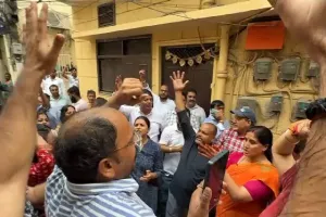 ED की छापेमारी पर गरमाई सियासत: सौरभ भारद्वाज के घर के बाहर AAP कार्यकर्ताओं का प्रदर्शन, 'पहले लड़े थे गोरों से - अब लड़ेंगे चोरों से' के लगे नारे