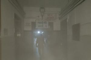 झांसी मेडिकल कॉलेज में कंट्रोल पैनल में लगी आग, गाइनी वार्ड में धुआं घुसने मची से चीख-पुकार, हड़कंप, कोई हताहत नहीं