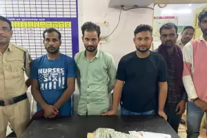 रायपुर: सार्वजनिक सड़क पर जुए की महफिल, पुलिस ने रेड मारकर 5 जुआरी को किया गिरफ्तार, 32,000 नकद बरामद