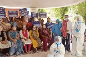 वादा याद दिलाने की अनोखी तरकीब: NHM कर्मियों ने लगाए नेताओं के मुखौटे, गाया फिल्मी गीत