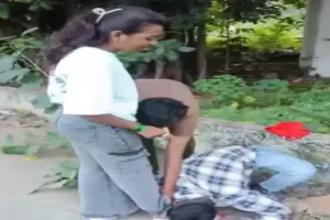 ‘मैं शहर का बाप हूं’: रायपुर में युवक की बेरहमी से पिटाई, पत्नी के पैर चुमवाने का वीडियो वायरल