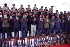 रचा इतिहास: जगदलपुर में 200 नक्सलियों का सामूहिक आत्मसमर्पण, 1 करोड़ के इनामी रूपेश ने भी छोड़ा हथियार, संविधान की किताब-गुलाब भेंट 