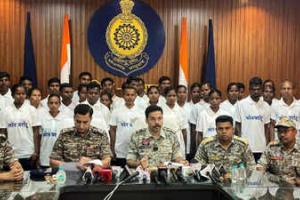 65 लाख के इनामी समेत 37 नक्सलियों का दंतेवाड़ा में सरेंडर, हिंसा छोड़ मुख्यधारा में लौटे माओवादी