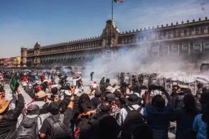 नेपाल के बाद मेक्सिको में Gen Z का विद्रोह: मेयर की हत्या के बाद सड़कों पर हजारों, बाड़ टूटी और आंसू गैस चली