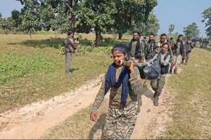 ओनताड़ी पहाड़ी में मुठभेड़: बहादुरी की मिसाल बने जवान, नक्सलियों के शवों को कंधे पर लादकर लाए बीजापुर