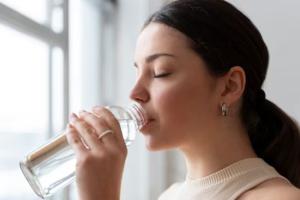 हद से ज्यादा पानी पीना है लिवर के लिए धीमा जहर, पढ़ें क्या होता है Water Intoxication