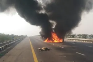 पूर्वांचल एक्सप्रेस-वे पर दिल दहला देने वाला हादसा, टक्कर के बाद कार में आग, पाँच की मौत