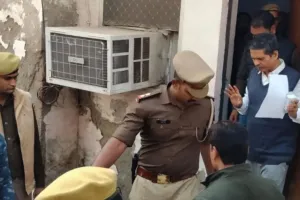 जेल की हाई सिक्योरिटी में अमिताभ ठाकुर के पेन और पेपर ने बढ़ाई अधिकारियों की बेचैनी, जाने क्या है मामला....  