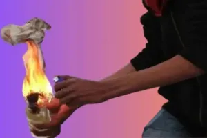 पुरानी रंजिश का खौफनाक बदला: दुकान में फेंका पेट्रोल बम, आग की लपटों में घिरा दुकानदार