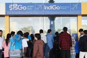 Indigo की फ्लाइट अचानक रद्द, रायपुर एयरपोर्ट पर हंगामा, यात्रियों ने काउंटर स्टाफ पर उतारा गुस्सा