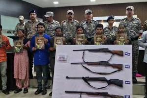 गढ़चिरौली में नक्सलियों का आत्मसमर्पण: 82 लाख के इनामी गिरोह ने डाला हथियार 