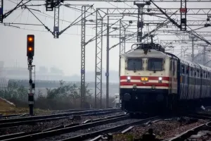 रेलवे पर साजिश का पर्दाफाश: असामाजिक तत्वों ने ट्रेन पलटाने की दिखाई मंशा, लोको पायलट की सूझबूझ से टला बड़ा हादसा