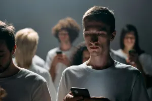 ज्यादा स्क्रीन टाइम से सिर्फ आंखे ये नहीं शरीर के इन हिस्सों पर भी पड़ता है बुरा असर