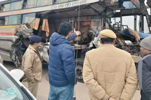 राजस्थान में कोहरे का कहर: भरतपुर में स्लीपर बस ट्रेलर से भिड़ी, मां-बेटे समेत 4 की मौत, हाईवे पर खड़ा था ट्रक