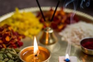 Vastu Tips: सोई किस्मत जगा देंगे कपूर के ये वास्तु उपाय, साथ में करें शिव मंत्र का जाप