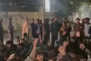 GGU में कड़ाके की ठंड में भूख हड़ताल: छात्रों ने घेरा कुलपति निवास, हॉस्टल मेस में घटिया खाना और कीड़ों का उजागर कांड