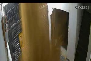 वीडियो...जमीन फाड़ कर निकला हाई प्रेशर बोर का पानी, बाल बाल बचा घर मालिक 