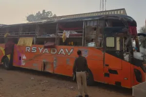 झपकी बनी हादसे की वजह: दिल्ली–मुंबई एक्सप्रेसवे पर पलटी स्लीपर बस, 16 यात्री घायल