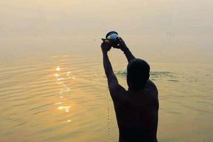 Surya Arghya Vidhi: सूर्य देव को अर्घ्य देते समय कहीं आप भी तो नहीं कर रहे ये गलतियां, यहां पढ़ें पूरी विधि