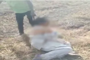 TAMNAR VIOLENCE: JPL कोयला खदान विरोध में महिला आरक्षक को अर्धनग्न कर पीटा, VIDEO वायरल