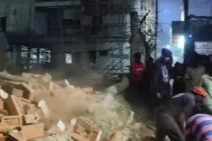 कोरबा में दर्दनाक हादसा: जेसीबी से दीवार गिराने के दौरान मासूम की मौत, लापरवाही पर भड़के ग्रामीणों ने किया चक्काजाम