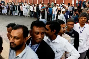 Bangladesh Election 2026: मतदान के लिए लगी लंबी कतारें, हिंसा और आरोप-प्रत्यारोप के बीच वोटिंग जारी 