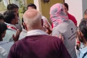 ड्रीम एन्क्लेव कॉलोनी में गेट खोलने को लेकर हुआ जमकर विवाद, निगम अमले से रहवासियों ने की झूमाझटकी, कार्रवाई के बाद फिर जड़ा ताला, देखे वीडियो... 