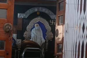 Bhilai Crime News: साईं मंदिर में बड़ी चोरी, गार्ड से मारपीट कर 2 किलो चांदी का छत्र और नगदी ले उड़े बदमाश