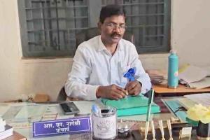 CG News: जशपुर के सरकारी स्कूल में ‘धार्मिक पुस्तिका’ वितरण से मचा बवाल, 14 बाइबिल जब्त, शिक्षक को नोटिस