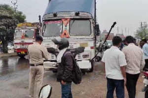रायपुर में भीषण सड़क हादसा: रिंग रोड-1 पर ट्रक की टक्कर से स्कूटी सवार की मौत, फ्लाईओवर के पास मचा हड़कंप