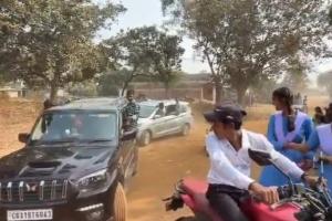 कानून ताक पर! स्कूल परिसर में विदाई कार्यक्रम के दौरान ट्रैक्टर-कार से स्टंटबाजी, शिक्षकों की मौजूदगी में नियमों की खुली अवहेलना