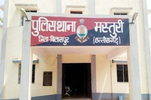  प्रेमी के घर रोशनदान में लटकी मिली युवती की लाश, 3 दिन पहले घर छोड़कर गई थी… परिजनों ने जताई हत्या की आशंका